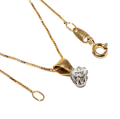 Damen 18kt Gelbgold Tropfen Anhänger besetzt mit einem Diamanten an einer Box Gliederkette aufgehängt