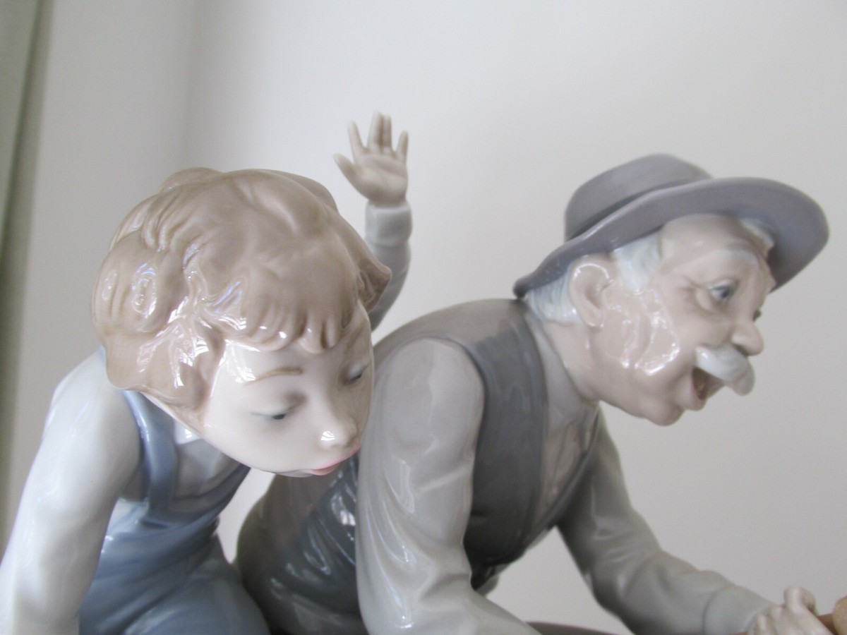 リヤドロ 「おじいちゃんと魚釣り」 フィギュリン 台付き 5215