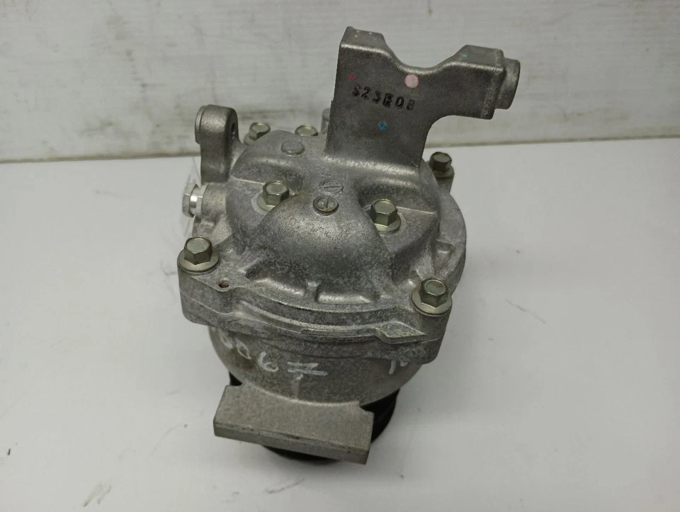 Compresor de aire acondicionado de 2001 Subaru Legacy Outback 2,5 L 11704022 Foto 3 de 4