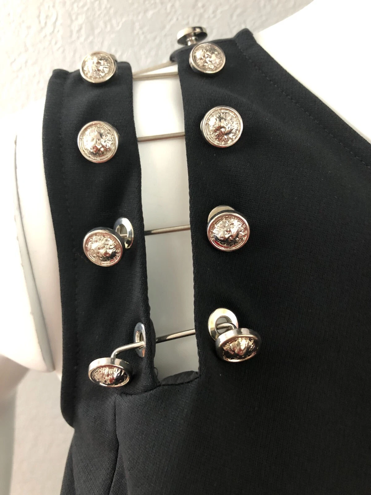 VERSUS VERSACE ABITO NERO ASIMMETRICO CON SPILLE LEONE ARGENTO IT 42 NUOVO CON ETICHETTA