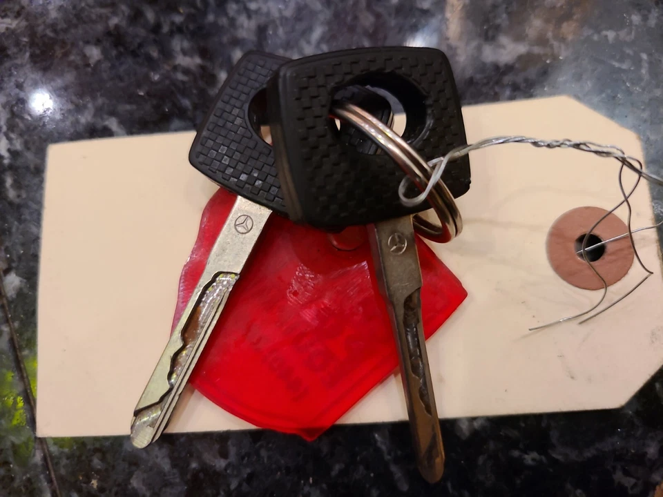 Mercedes-Benz 380SL Lock Set Ignition glovebox 2 keys OEM ready to install Good - Image 2 of 4