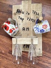 Scaffale rustico portabicchieri bevande riciclo pellet legno.