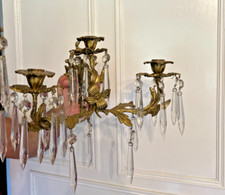 Coppia di applique da parete francesi in bronzo e gocce di cristallo 3 rami antichi vintage