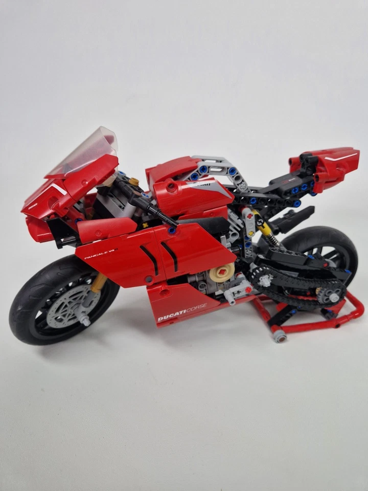 LEGO Technic 42107 Ducati Panigale V4 R, photo 3 of 5