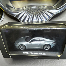 Porsche 911 992 Carrera S 2019 Silver Dealer version - MINICHAMPS 1:43