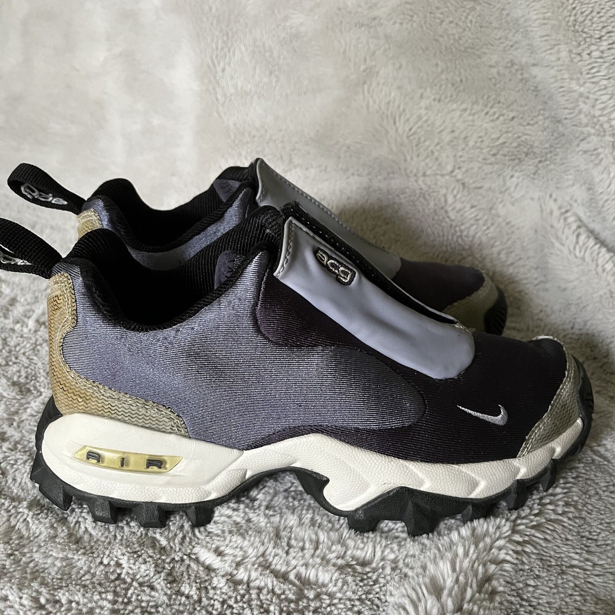靴 00s NIKE ACG WATERSHIELD y2k Nike ACG Black Vintage Lungs Logo Era Zip Lace Cover | Depop