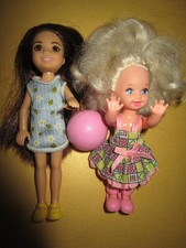 B2209) SÜSSE BARBIE CHELSEA KLEID+SCHUHE MATTEL+BLONDE SHELLY KLEID+SCHUHE+BALL