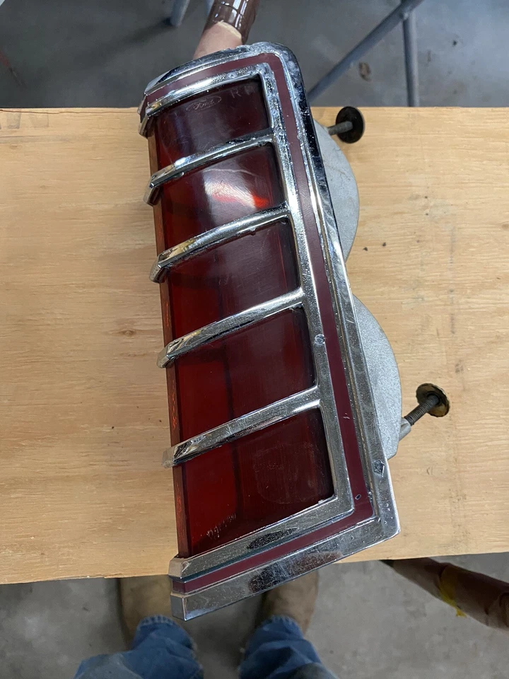 Lincoln Continental Mark V 1977 1978 1979 luz trasera derecha conjunto lente bisel Foto 2 de 4