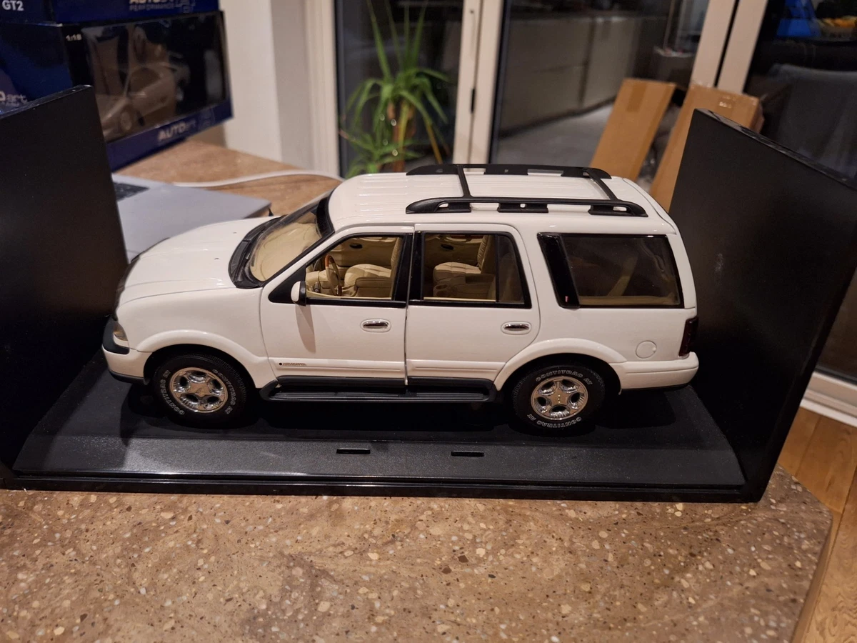 Autoartオートアート/Lincolnリンカーン Navigatorナビゲーター 1/18