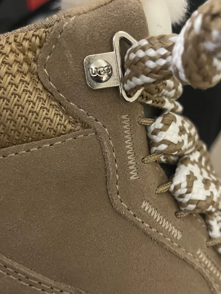 Ugg LOWMEL beige . Neuve jamais porté. Boîte d’origine. Disponible en 38,39,40 - Photo 3/4