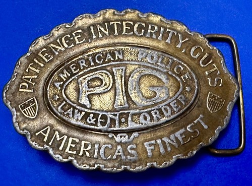Schwein Amerikanische Polizei Recht und Ordnung Geduld Integrität Eingeweide Gürtelschnalle
