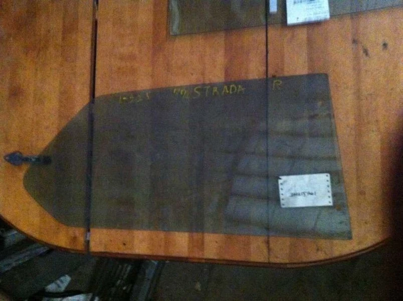 Cuarto de cristal plegable móvil pasajero derecho Fiat Strada 79-82 Foto 2 de 4