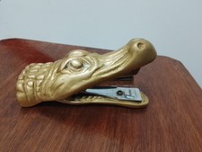 MAGNIFIQUE ancienne vintage agrafeuse crocodile laiton ? bronze ? métal art deco