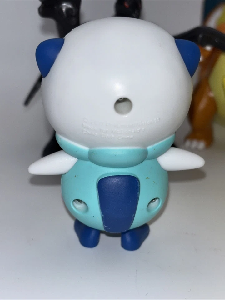 Figuras de acción Mcd’s Pokemon 2011-17 Oshawott, Zekrom, Pikachu, Charizard (no Mcds) Foto 3 de 4