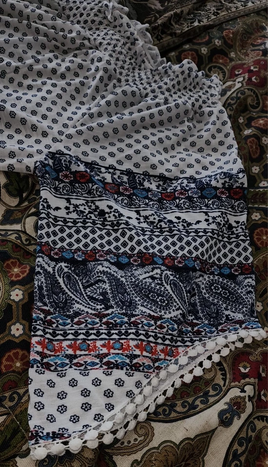 Blusa Almost Famous 2XL Mujer Hombro Descubierto Blanca con Paisley Patrón Foto 2 de 4