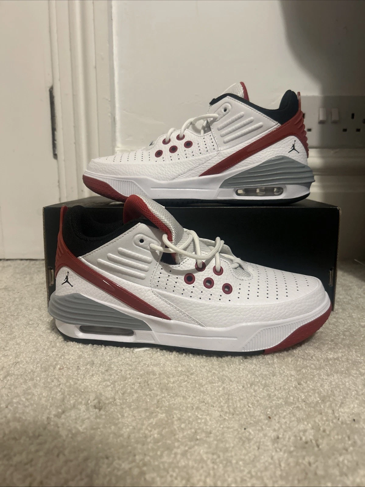 Jordan Max Aura 5 (GS) bianco nero rosso Varsity taglia UK 5 senza coperchio sulla scatola