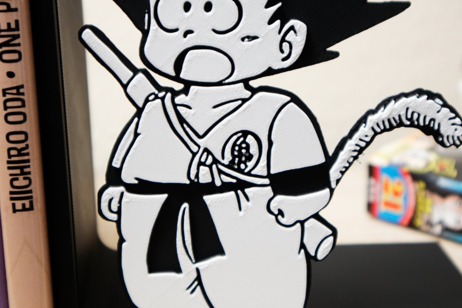 Serre-livre de l'enfant Son Goku émerveillé par votre collection de mangas | foto 3