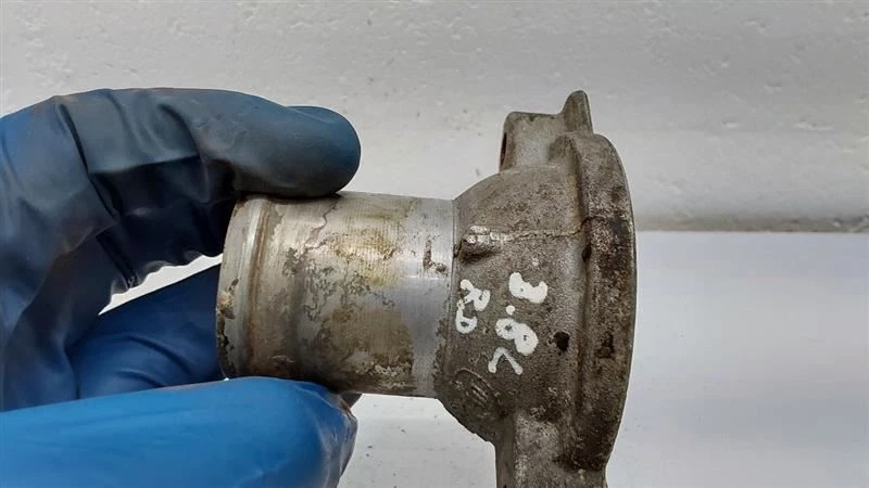 Ford Windstar 2003 carcasa termostato de 3,8 litros  Foto 4 de 4