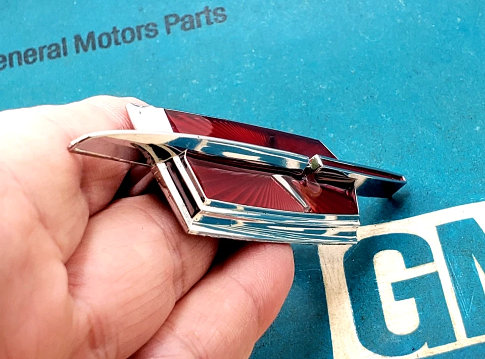 NOS 1973 OLDSMOBILE REGENCY 98 HEADER PANEL GRILL EMBLEM ORNAMENT 73 74 GM TRIM Foto 3 de 4