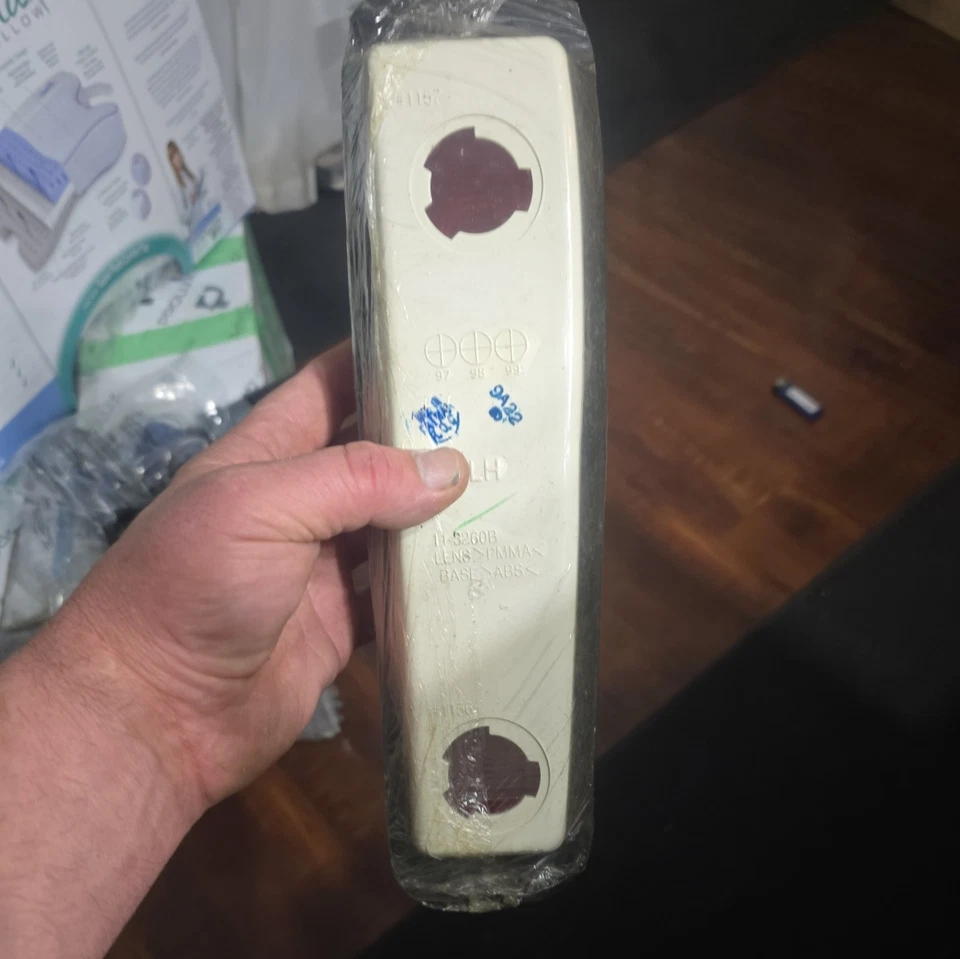 Luz trasera de repuesto del lado del conductor línea estándar para Ford F-150 75-79 TYC Foto 2 de 4