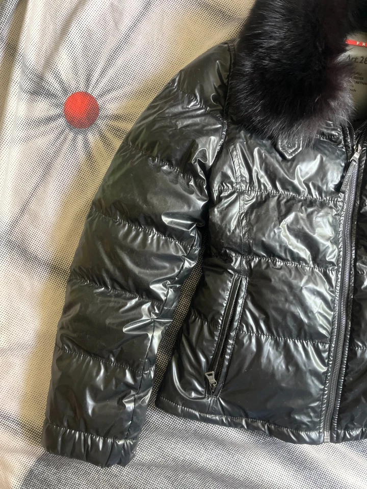 Chaqueta acolchada negra para mujer Prada cuello de piel TG 40 hecha en Italia Foto 4 de 4