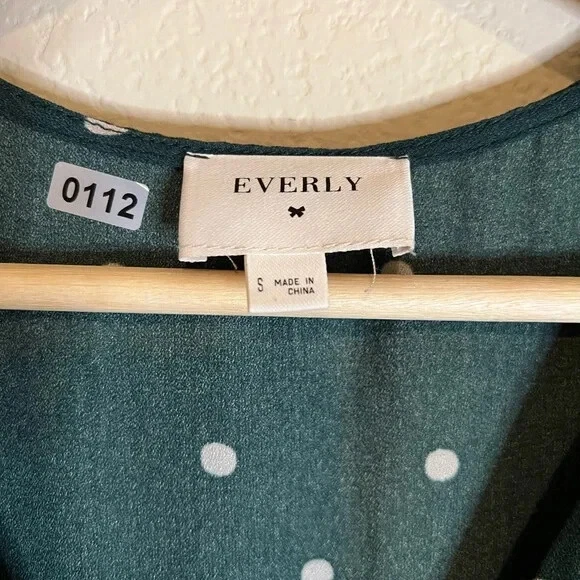Vestido Everly para mujer verde a lunares excedente cuello en V manga corta midi envolvente pequeño Foto 2 de 4
