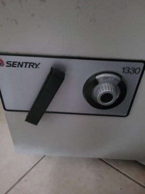 Sentry Safe Model 1330 Valeguard Combination Floor Safe 21''x17'' x17'' works
