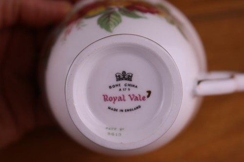 Taza de té Royal Vale Bone China rojo amarillo rosa patas solamente #8613 hecha en Inglaterra - Imagen 6 de 6