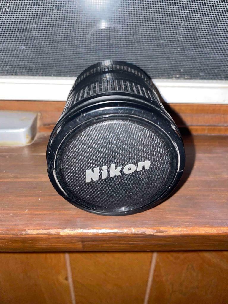 Nikon AF-S DX VR Zoom Nikkor 18-200mm F3.5-5.6G IF-ED Lens w Nikon AF-S DX VR Zoom Nikkor 18-200mm F3.5-5.6G IF-ED Lens w