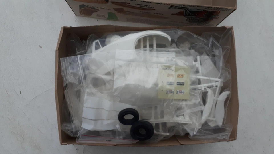 AMT 1937 Chevolet Master Deluxe Convertible, 1:25, unbuilt plastic model kit - Bild 2 von 3