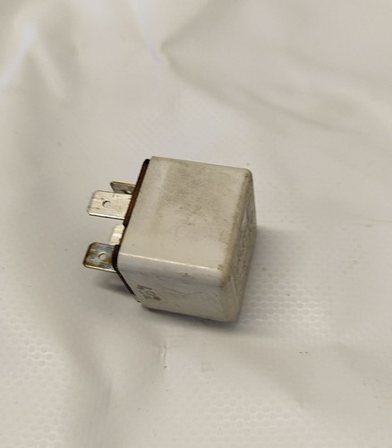 24438885 Relais, Arbeitsstrom 24 438 885  24438885 Opel Signum DE2796141-76