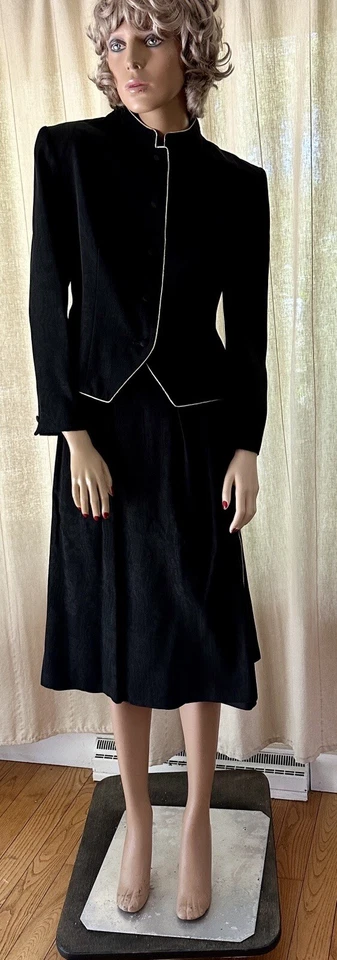 Vtg 80’s! GUY LAROCHE DIFFUSION Women’s Suit Jacket & Skirt W/ Gold Piping! - Image 2 of 4