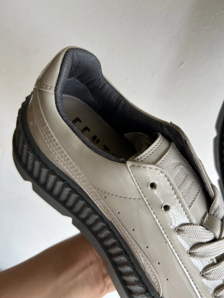 Puma Fenty por Rihanna Pointy Creeper Patente Paloma Gris 36627002 W Talla 8 Nuevo en Caja Foto 3 de 4