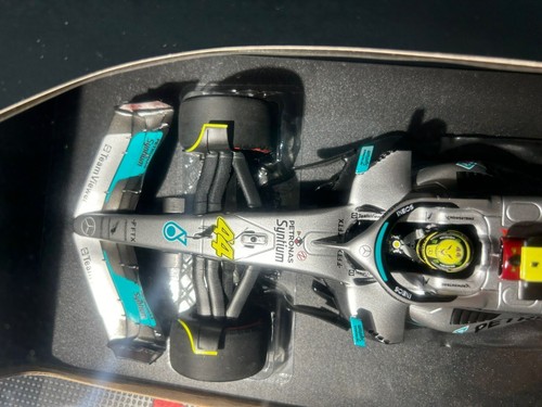 1/18 Minichamps - 2022 MERCEDES-AMG F1 W13 E #44 - LEWIS HAMILTON - SPANISH GP - Picture 12 of 23