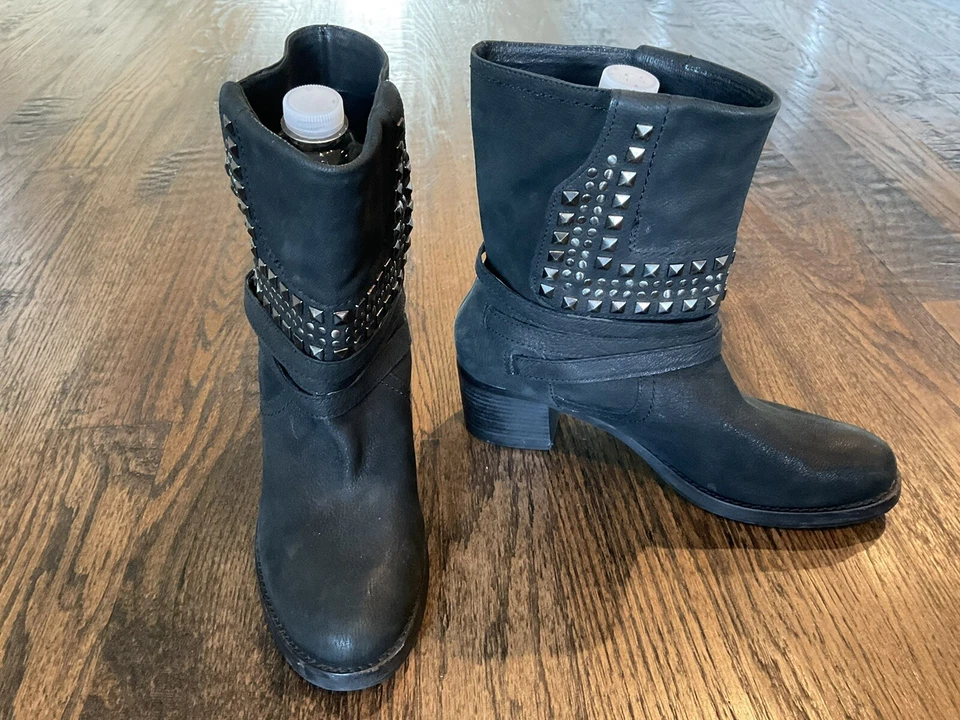 Botines Vince Camuto Donato de cuero negro con tachuelas para moto para mujer talla US 10B Foto 3 de 4