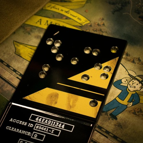 Fallout Limited Edition Nuclear Keycard Replica - Picture 11 of 16