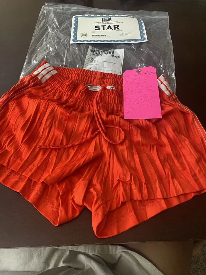 Pantalones Cortos Adidas X Alexander Wang en Rojo Usados en Estrella en Fox Por Star Jude Demorest Foto 3 de 3