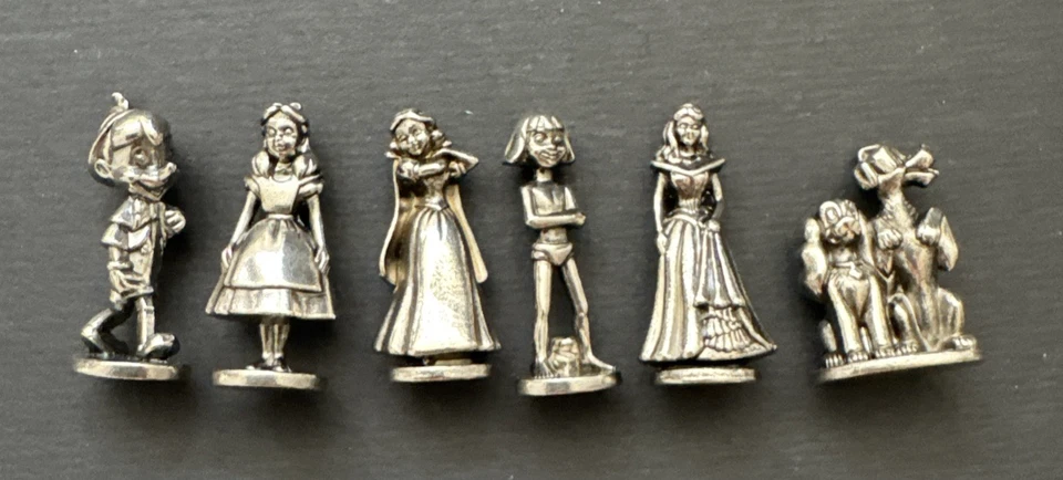 Monopoly Edición Disney 2001 Repuesto 6 Fichas Movers y Dados Juego Piezas Foto 2 de 4