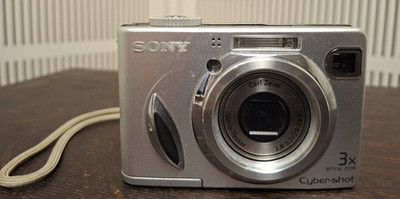 Sony Cyber Shot DSC-W7 Carl Zeiss Silber 7.2 Megapixel Digitalkamera 