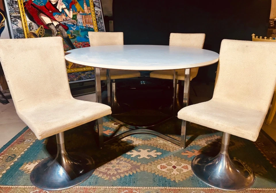 Mesa de comedor vintage 1960-70 con 4 sillas giratorias estilo tulipán Foto 2 de 3