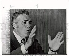 1975 Press Photo Retiring Notre Dame Ara Parseghian at conference in Miami