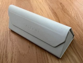 SATECHI Brillenetui mit Find My Ortung faltbar & kabellos ladbar