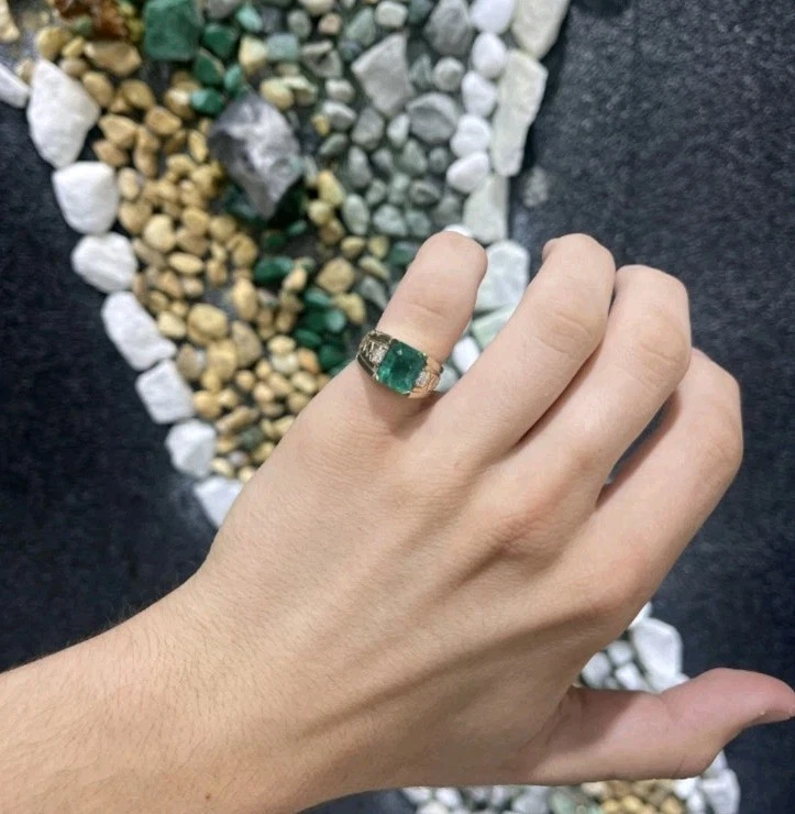 Anillo de compromiso solitario de esmeralda para hombre en anillo de oro amarillo macizo de 14 k Foto 4 de 4