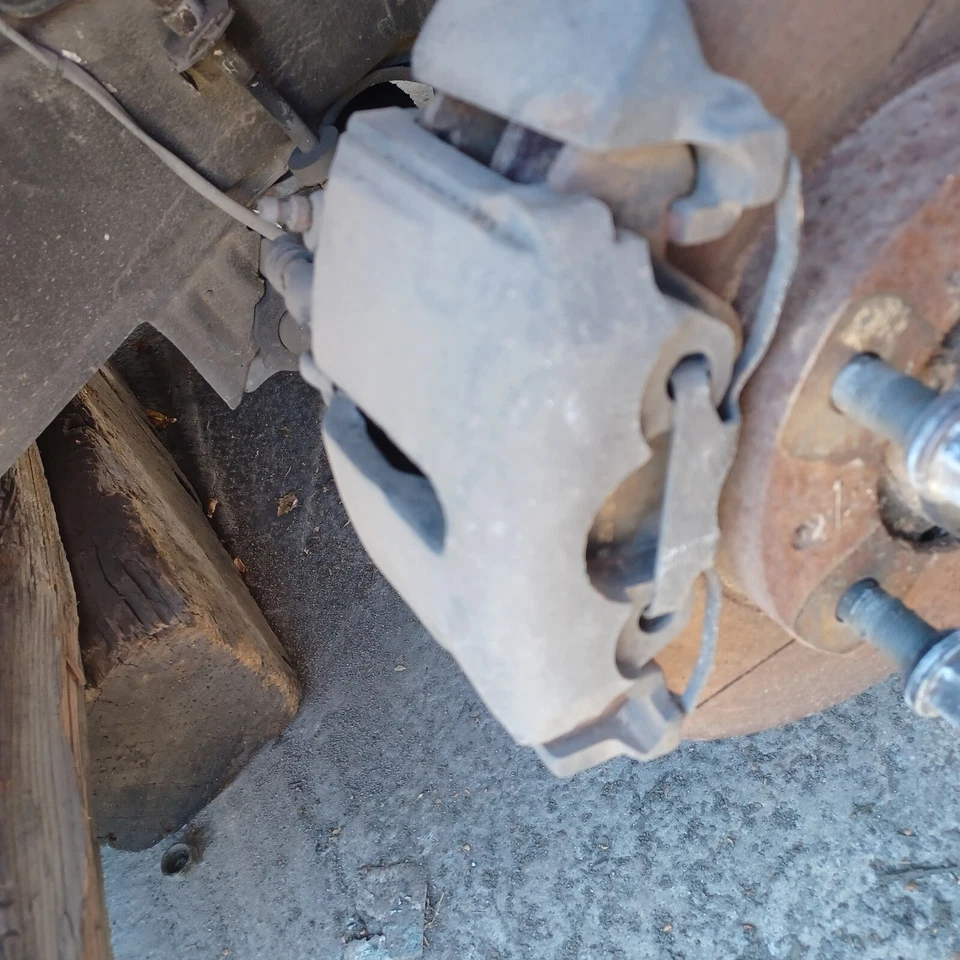 83 PORSCHE 928 JUEGO DE 2 PINZAS DE FRENO DELANTERAS IZQUIERDA Y DERECHA OEM Foto 3 de 3