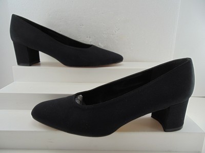 black pumps size 7
