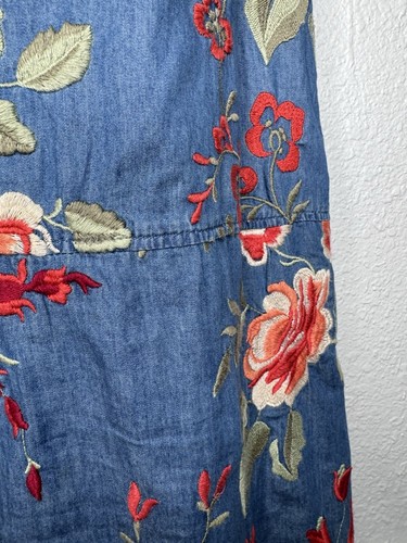 Beige By Eci Blue Denim Chambray Floral Embroidered V-neck Sleeveless Dress Sz 8 - Picture 4 of 12
