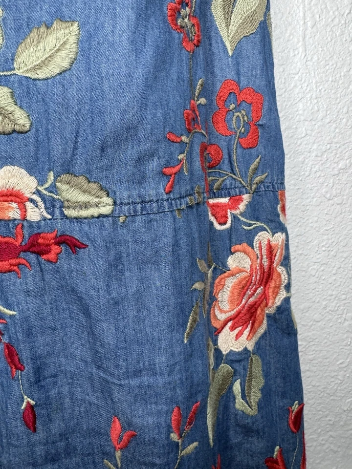 Vestido sem mangas bege By Eci azul denim cambraia bordado floral gola V tamanho 8 - Imagem 4 de 4