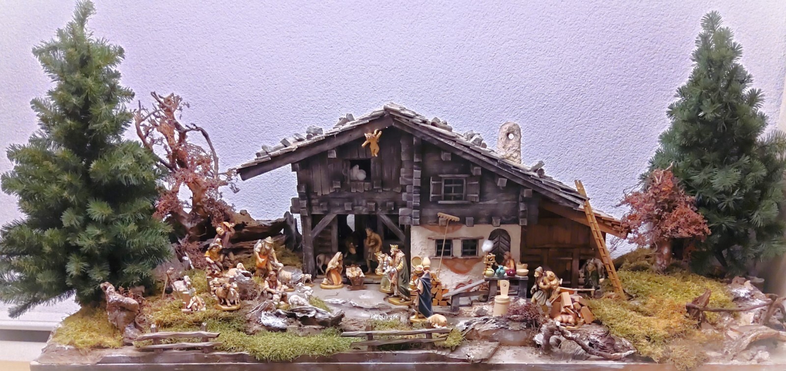 Org. Tiroler Weihnachtskrippe, mit Licht im Stall, org. Südtiroler Lepi Figuren,