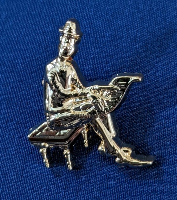 Disney Parks Tiny Kingdom Pin 50th Fab 50 Series 2 Gold Statue SOUL Joe Gardner