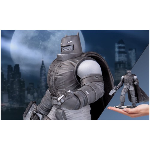 DC Direct Armored Batman Black & White statue by Frank Miller - Photo 7/7